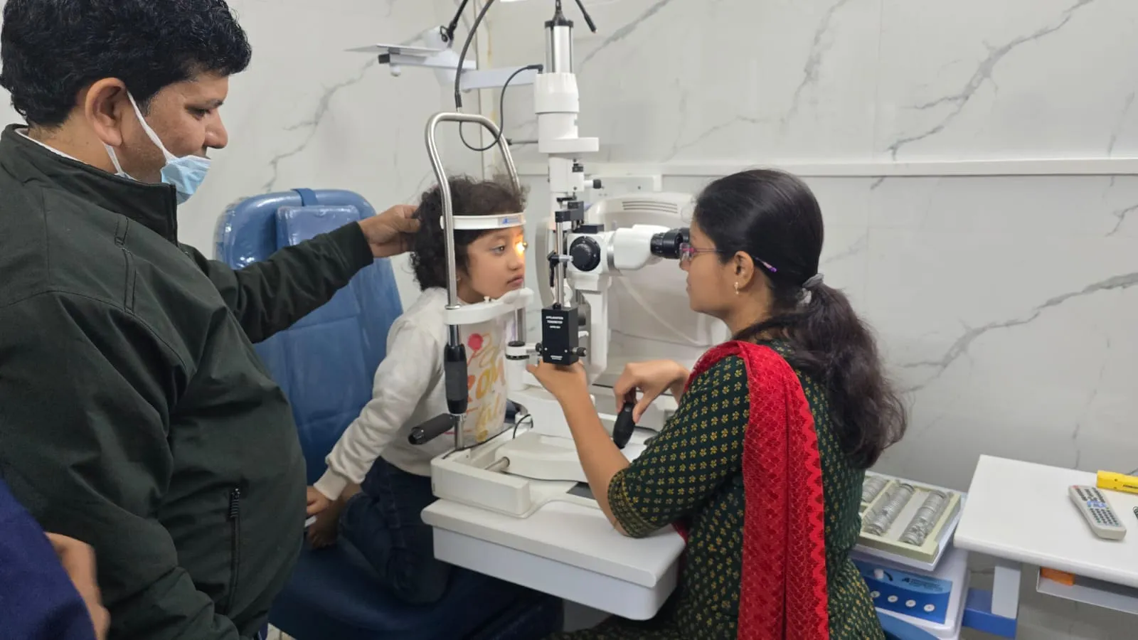 dr priti doing kids eye check up